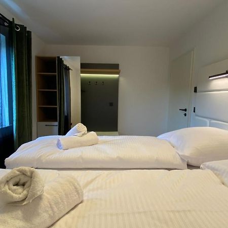Uraha Apartments แฮร์โซเกนเอารัค ภายนอก รูปภาพ